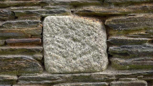 Detalle de un sillar original de la muralla romana de Lugo, mostrando la textura, el desgaste y la t&eacute;cnica constructiva de su piedra hist&oacute;rica.