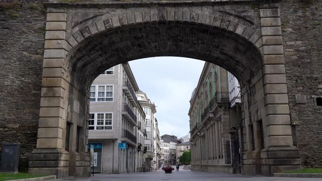 Vista de una de las puertas de entrada de la muralla romana de Lugo, acceso hist&oacute;rico al casco antiguo de la ciudad gallega.