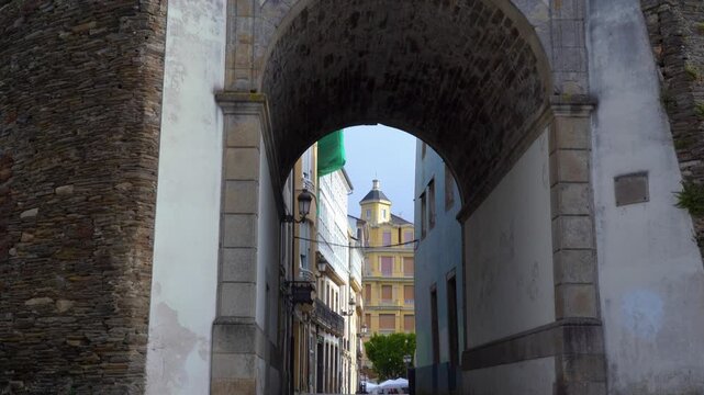 Vista de una de las puertas de entrada de la muralla romana de Lugo, acceso hist&oacute;rico al casco antiguo de la ciudad gallega.