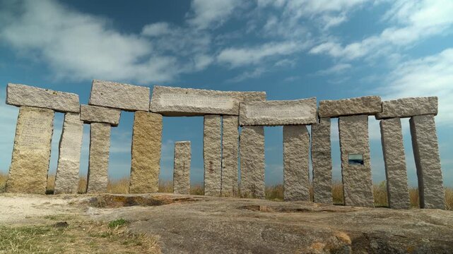 Vista del monumento a los fusilados en A Coru&ntilde;a, integrado en el Parque Escult&oacute;rico junto al paisaje costero y el entorno de la Torre de H&eacute;rcules.