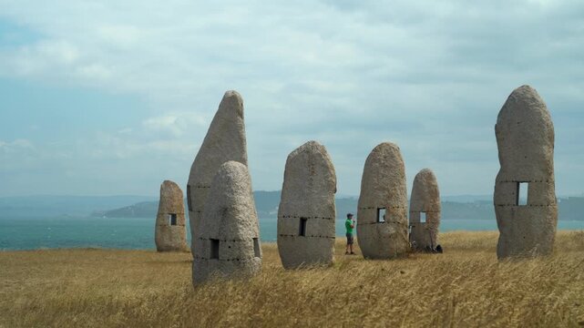 Vista de los Menhires por la Paz en A Coru&ntilde;a, conjunto escult&oacute;rico de granito integrado en el paisaje costero junto a la Torre de H&eacute;rcules.