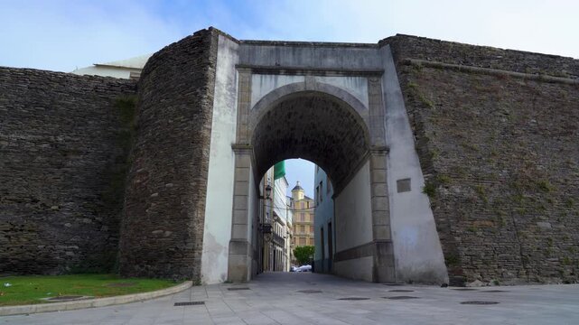 Vista de una de las puertas de entrada de la muralla romana de Lugo, acceso hist&oacute;rico al casco antiguo de la ciudad gallega.