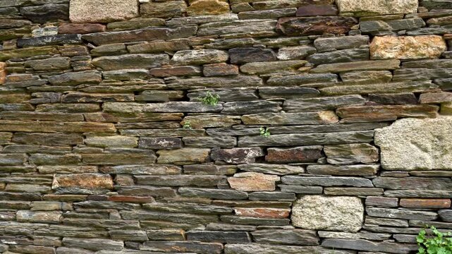 Detalle de la muralla romana de Lugo con varios sillares originales, mostrando la textura, el desgaste y la antigua t&eacute;cnica constructiva de la fortificaci&oacute;n.