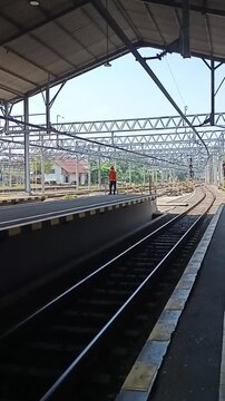 Rel di stasiun kereta api 