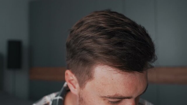 A close-up demonstration of a man's hairstyle, the relief of hair styling done with hair powder.