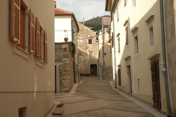 Obraz premium Traditional stone houses and cobbled alleyway in Senj city center