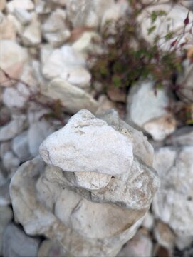 Pietre in equilibrio in montagna