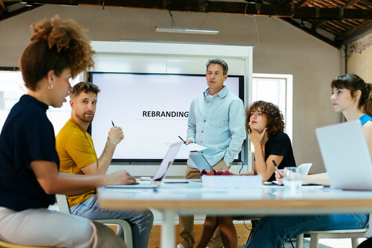 Businesswomen and businessmen having meet together in office