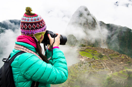 Peru, Machu Picchu region, Travelling woman taking picture of Machu Picchu Citadel
