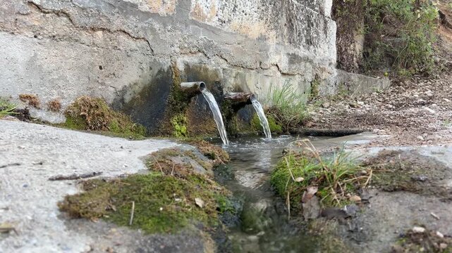 Fuente de agua potable y  cristalina en la monta&ntilde;a