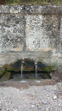 Fuente de agua potable muy antigua y con abundante agua