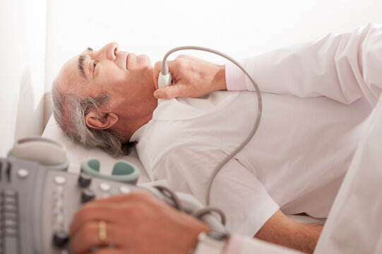 Radiologist examining carotid with ultraschall