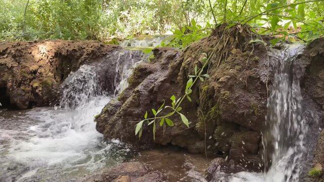 Peque&ntilde;a cascada de agua en un r&iacute;o en verano en plena naturaleza