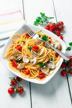 Spaghetti con vongole, pomodorini e prezzemolo, Pasta Italiana 