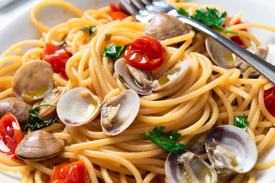 Spaghetti con vongole, pomodorini e prezzemolo, Pasta Italiana 