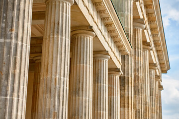 Obraz premium Close view of tall stone columns on a historic government building with classical architecture.