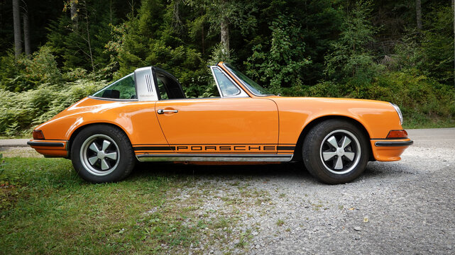 Ein leuchtend orangefarbenes Porsche 911 Targa Modell F aus den 1970er Jahren am 26. Juli 2026 in Enzkl&ouml;sterle, Deutschland