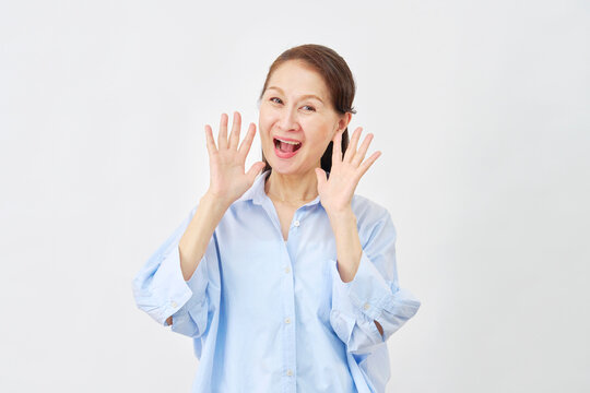 白背景で驚き喜ぶ女性