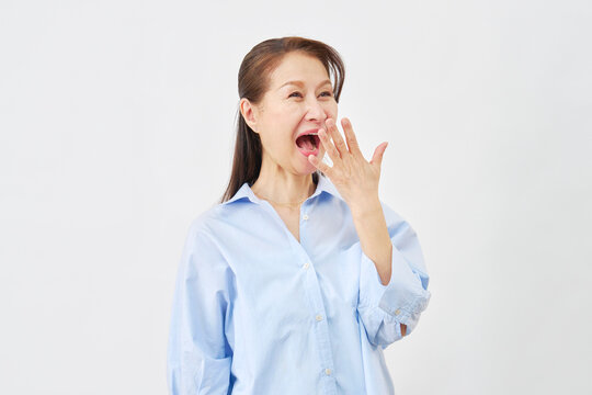 白背景で驚き喜ぶ女性
