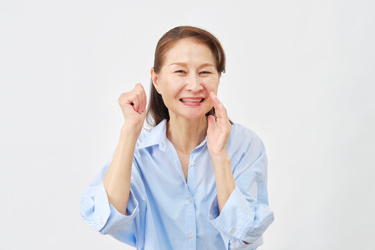 白背景で応援する女性