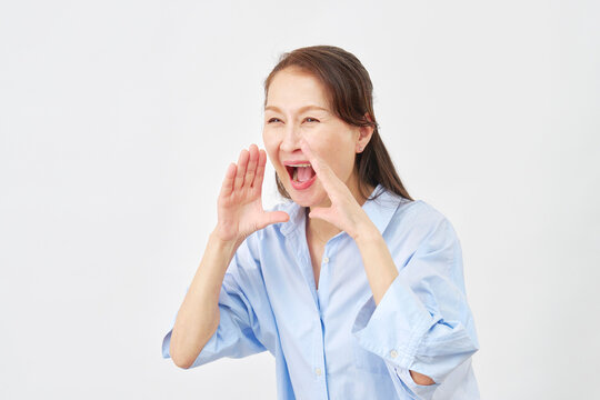 白背景で呼びかける女性　左向き