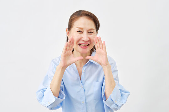 白背景で応援する女性