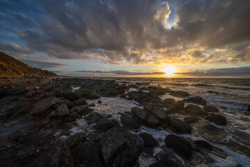 Obraz premium Dusk and incoming tide at Marino Rocks. South Australia