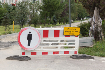 Bariera z zakazem przejścia dla pieszych podczas robót drogowych. © Henryk Guziak