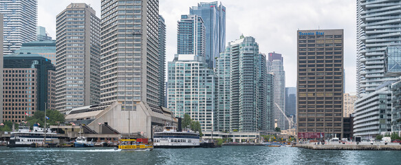 Obraz premium Toronto city skyline architecture office towers, modern buildings Ontario lake