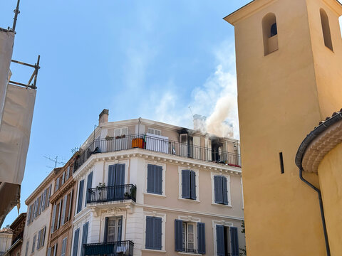 Heavy smoke emerging from upper floor apartment