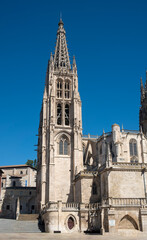 Obraz premium Gothic bell tower of Burgos Cathedral under blue sky, Spain