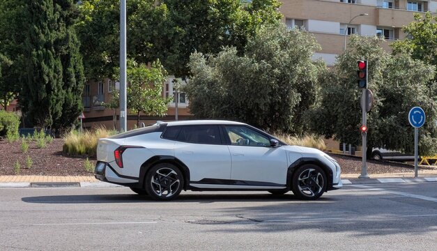 Vista lateral de un autom&oacute;vil compacto el&eacute;ctrico Kia EV4 parado en un sem&aacute;foro de una calle de Madrid, Espa&ntilde;a, 25 de mayo de 2026