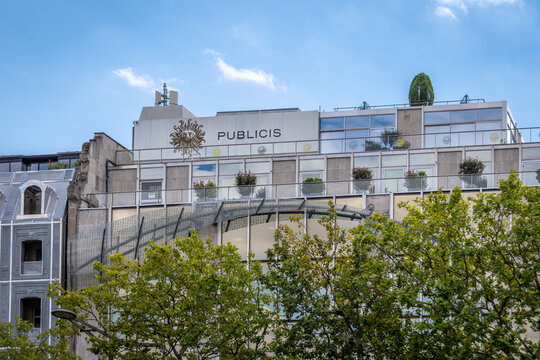 Paris, France - 27 juillet 2026: Enseigne et logo sur le si&egrave;ge social de Publicis, avenue des Champs-Elys&eacute;es &agrave; Paris. Publicis Groupe est une entreprise multinationale fran&ccedil;aise de communication