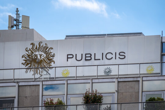 Paris, France - 27 juillet 2026: Enseigne et logo sur le si&egrave;ge social de Publicis, avenue des Champs-Elys&eacute;es &agrave; Paris. Publicis Groupe est une entreprise multinationale fran&ccedil;aise de communication	