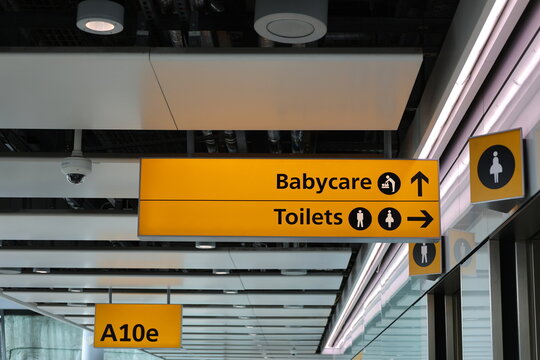 ロンドン・ヒースロー空港のトイレとベビーケア施設を示す案内看板