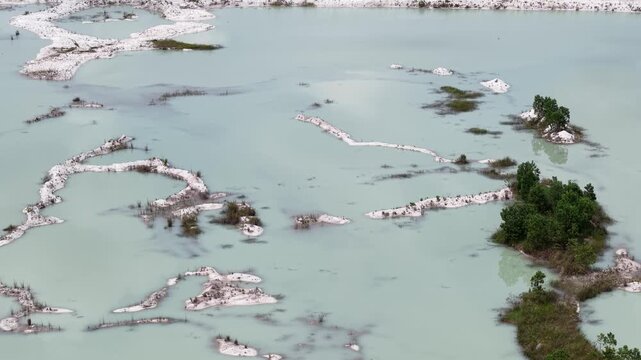 Kaolin Lake is an artificial lake formed from a former kaolin mining area. This lake is famous for its turquoise blue water which contrasts sharply with the white soil deposits around it.