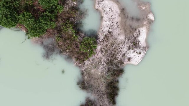 Kaolin Lake is an artificial lake formed from a former kaolin mining area. This lake is famous for its turquoise blue water which contrasts sharply with the white soil deposits around it.
