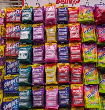 Coloridos paquetes de chicles Smint y caramelos Mentos, colgados en el expositor de una tienda de conveniencia, Madrid, Espa&ntilde;a, 26 de mayo de 2026