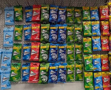 Coloridos paquetes de chicles Trident, colgados en el expositor de una tienda de conveniencia, Madrid, Espa&ntilde;a, 26 de mayo de 2026