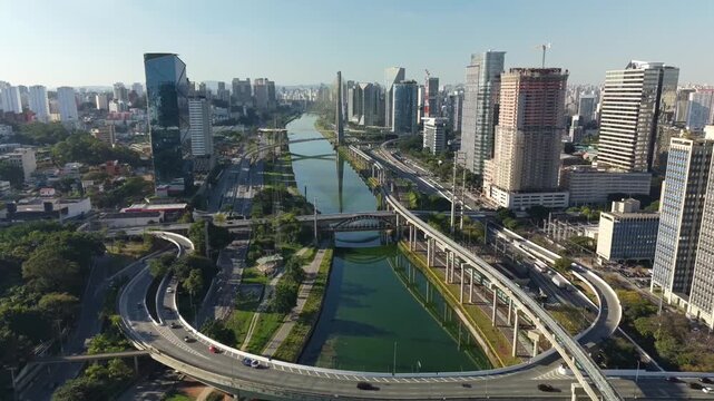 Timelapse of Morumbi Bridge and Marginal Pinheiros over the Pinheiros River in S&atilde;o Paulo, highlighting traffic flow, urban mobility and the illuminated landscape of one of Brazil&rsquo;s largest city