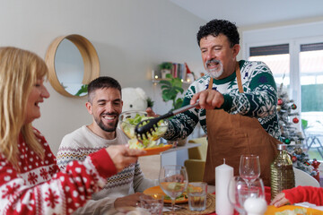 Obraz premium Family enjoying christmas meal sharing healthy salad