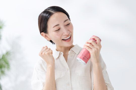 エナジードリンクを飲む女性