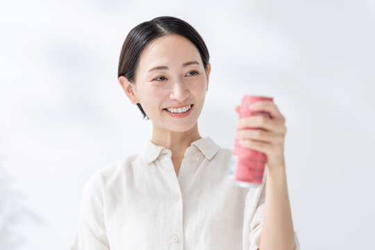 エナジードリンクを飲む女性