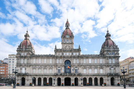 Das pr&auml;chtige Rathaus von A Coru&ntilde;a, einer Stadt in Galizien, einem touristischen Geheimtipp in Nordwestspanien, am Plaza de Mar&iacute;a Pita bei sonnigem Wetter