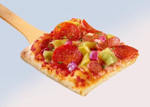 Pepperoni Pizza mit Salami auf Holzschieber