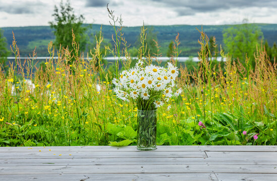 margeritenstrasuss in einer glasvase