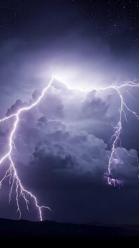 Espectacular tormenta el&eacute;ctrica con m&uacute;ltiples rayos iluminando el cielo en una secuencia time-lapse. V&iacute;deo ideal para proyectos sobre meteorolog&iacute;a, clima y fen&oacute;menos naturales.