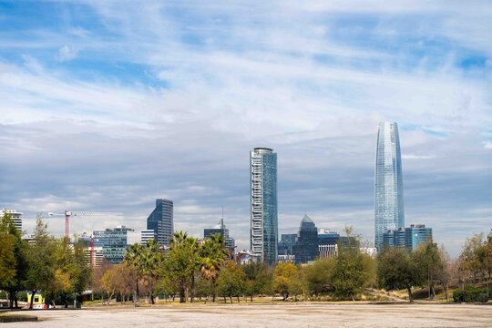 Skyline del distrito financiero de Las Condes con la Gran Torre Santiago y torre Titanium, rascacielos modernos vistos desde un parque, Santiago de Chile