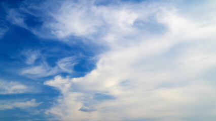 Obraz premium dense layer of volumetric white clouds against an open blue sky