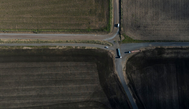 Vista cenital con drone de caminos y carretera sobre paisaje rural con camiones
